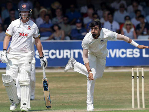 பந்து வீசினார் அஸ்வின் 