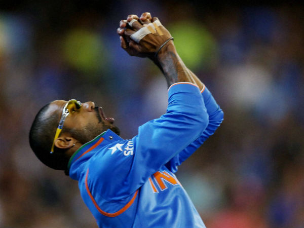 சூப்பர் பீல்டர் தவான்