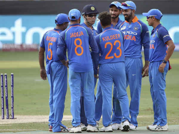 இந்தியா பந்துவீச்சில் சொதப்பல்