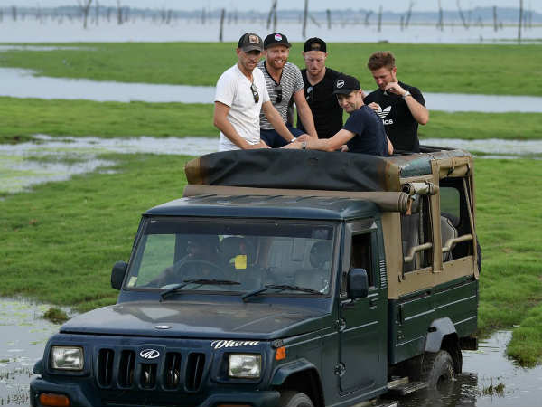 ஜீப் சவாரி செய்தனர்