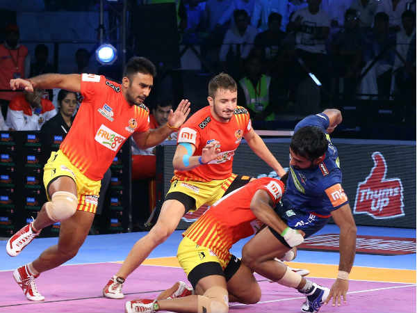 மோனு கோயாத், குல்தீப் அசத்தல்