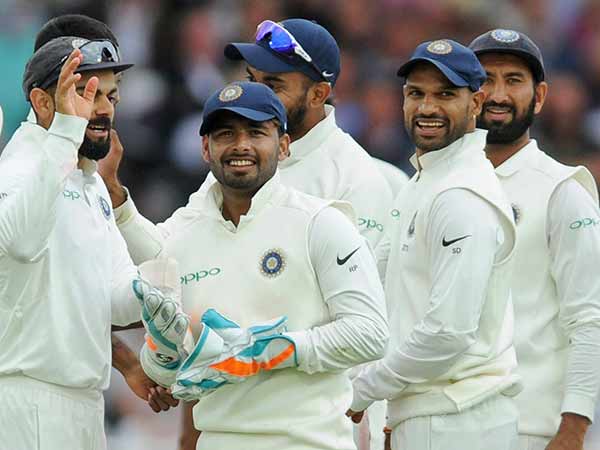 தோனியை முந்தினார்