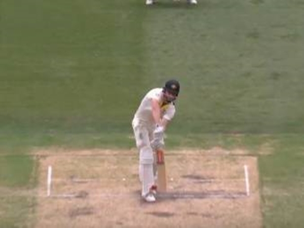 அவுட் கொடுத்தார் அம்பயர் அவுட் கொடுத்தார் அம்பயர்