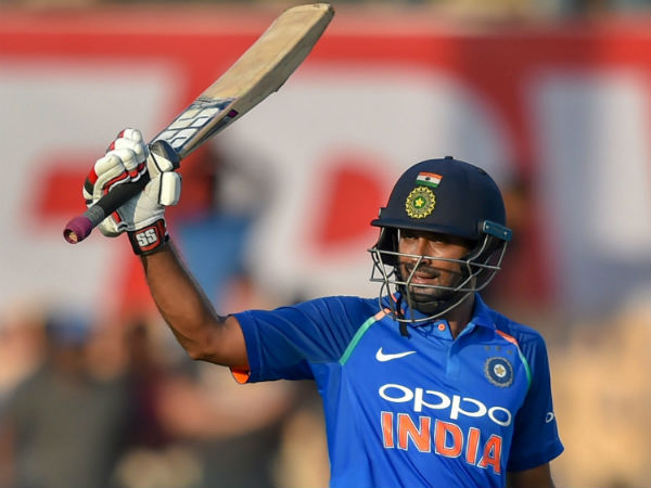 ஜாதவ், ராயுடு அசத்தல்