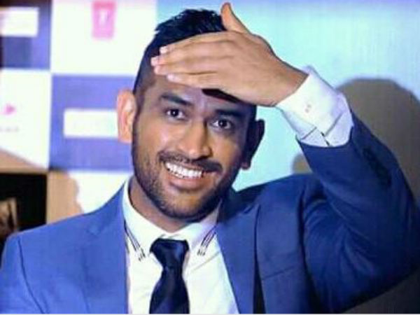 இரட்டையர் டென்னிஸ் ஆடிய தோனி இரட்டையர் டென்னிஸ் ஆடிய தோனி