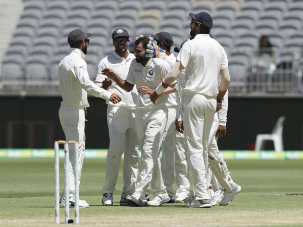 ஷமி அசத்தல் பந்துவீச்சு