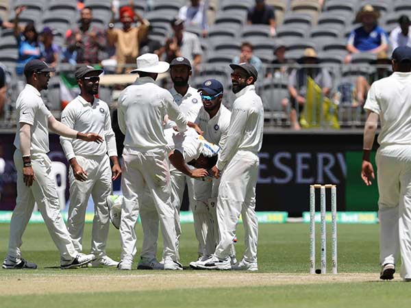 நான்கு வேகம், சுழல் இல்லை