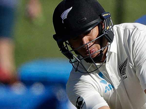 நியூசிலாந்து 305 ரன்கள் முன்னிலை