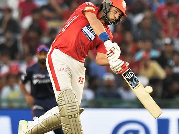 யுவராஜ் எடுக்கப்பட்டார் 