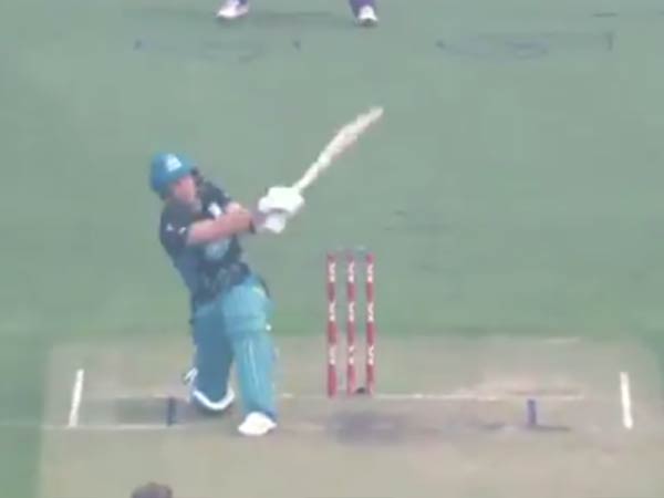 ஜிம்மி பியர்சன் சிக்ஸர் அடித்தார்