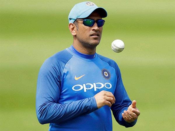 தோனி பக்கம் நின்ற கோலி