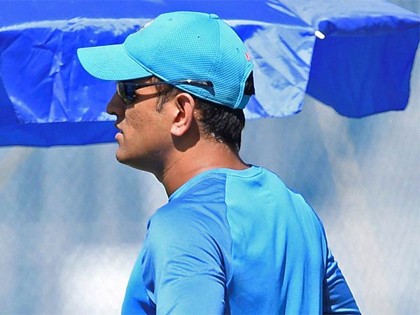 தோனி யோசனை