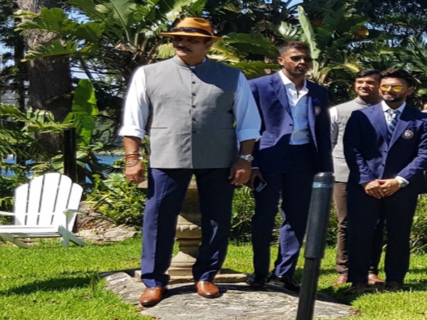 தொப்பியுடன் ரவி சாஸ்திரி