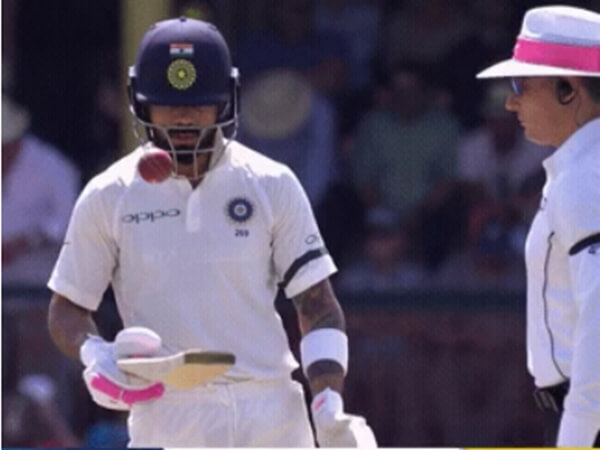 பந்தை வைத்து விளையாடிய கோலி