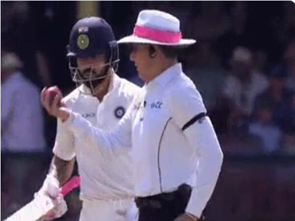 அம்பயர் கையில் தட்டி விட்டார்