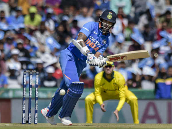 பந்துகள் பறந்தன 