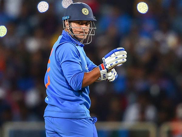 மூன்றாவது போட்டியில் தோனி