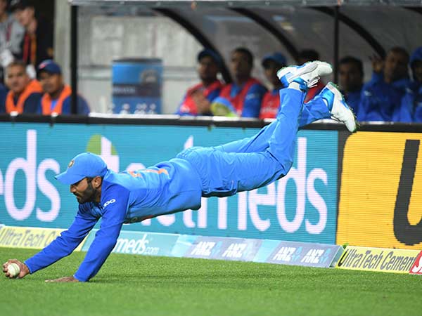 தினேஷ் கார்த்திக் எங்கே?