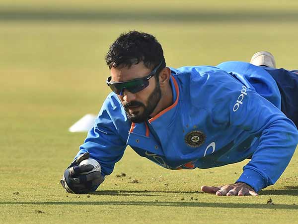 தோனி, தினேஷ் கார்த்திக் 