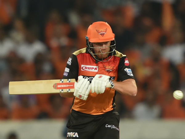 பதம் பார்த்த வார்னர் 