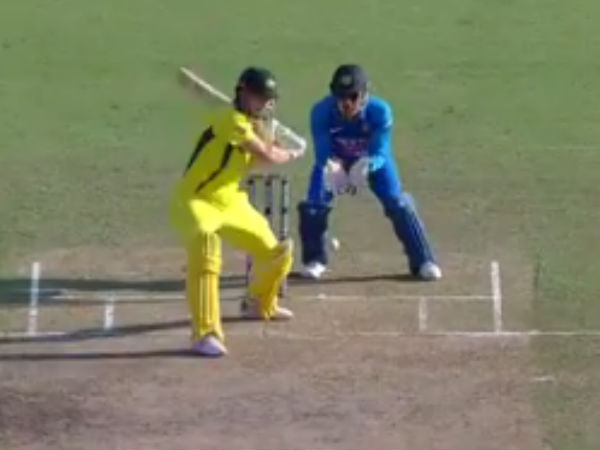 மேக்ஸ்வெல் ஓடுகிறார் 