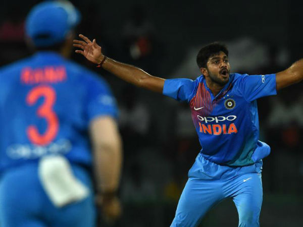 2 விக்கெட் வீழ்த்தினார்