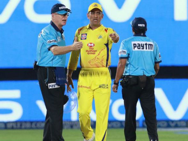 நடுவரிடம் வாக்குவாதம் 