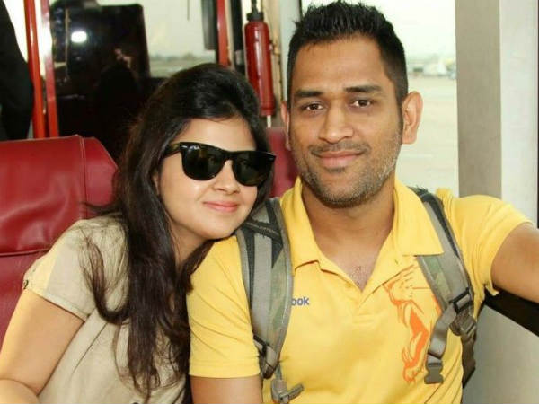 சாக்ஷியுடன் தோனி 