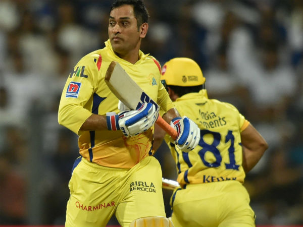 தோனிக்கு காயம்