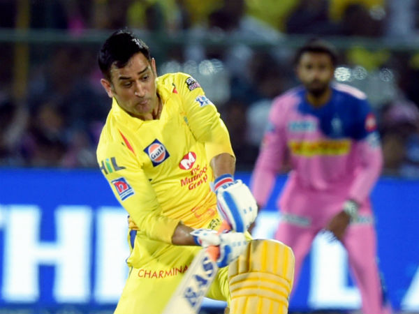 ஹெல்மட்டில் தாக்கிய பந்து