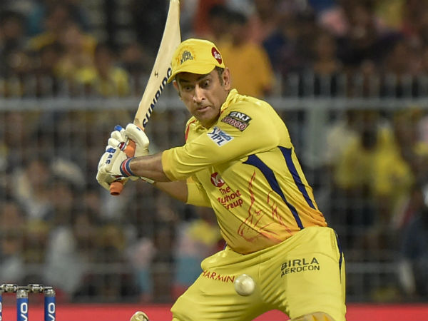 தோனி 230 ரன்கள் 