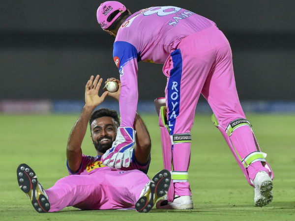 3 கேட்ச்கள் பிடித்த உனட்கட்