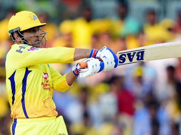 தோனி கட்டிப்பிடித்தார் 