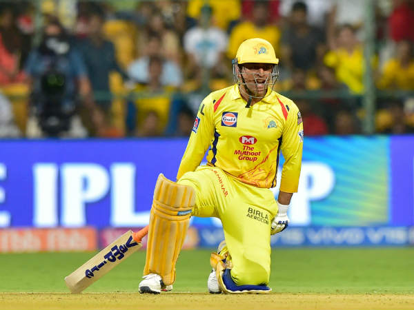 மிரள வைத்த தோனி