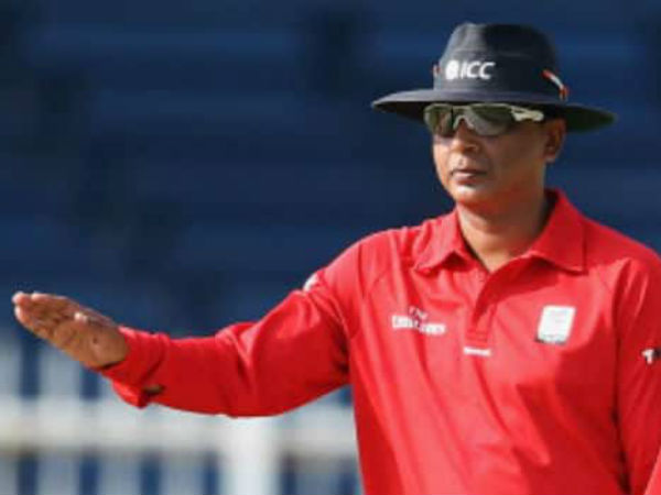 நோ பால் நடுவர் 