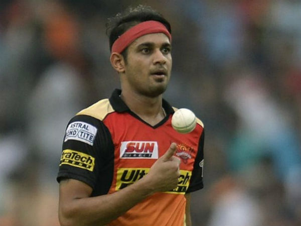 4 பந்துவீச்சாளர்கள்