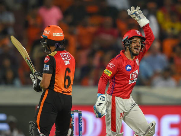 ஒற்றைக் கையில்..