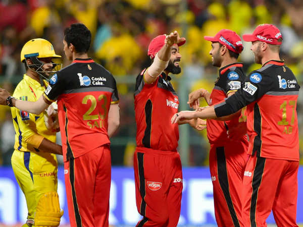 தோனி மிரட்டல் 