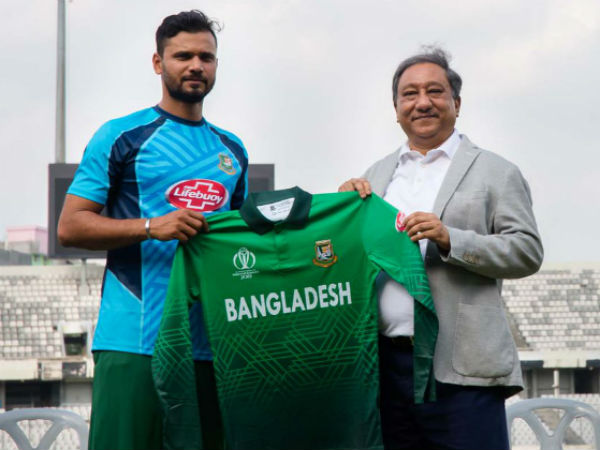 எதிர்பார்ப்பில் ரசிகர்கள் 