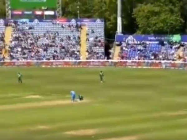 கேட்டுக்கொண்டார் 