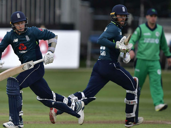 கொடி பிடிக்கும் ரசிகர்கள்