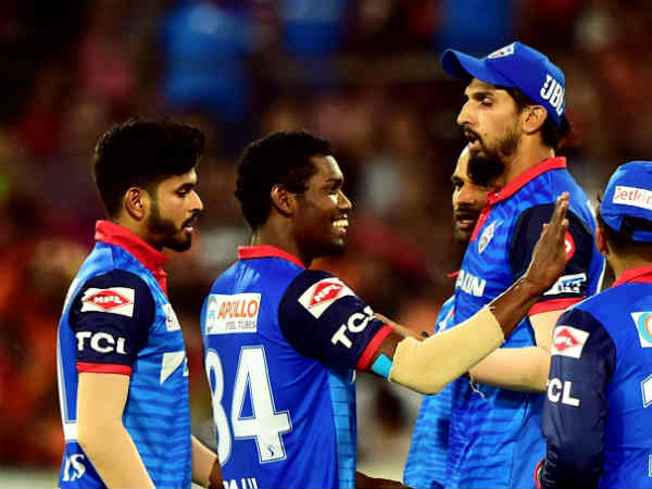 மூன்று வேகப் பந்துவீச்சாளர்கள்