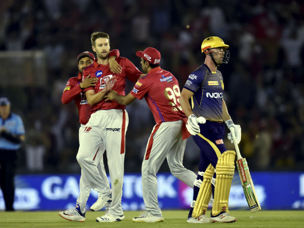 பொதுவெளியில் வெடித்தது 