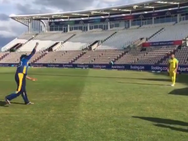 பந்துவீசும் முறை 