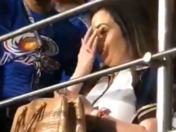 மந்திரம் சொல்கிறார் 