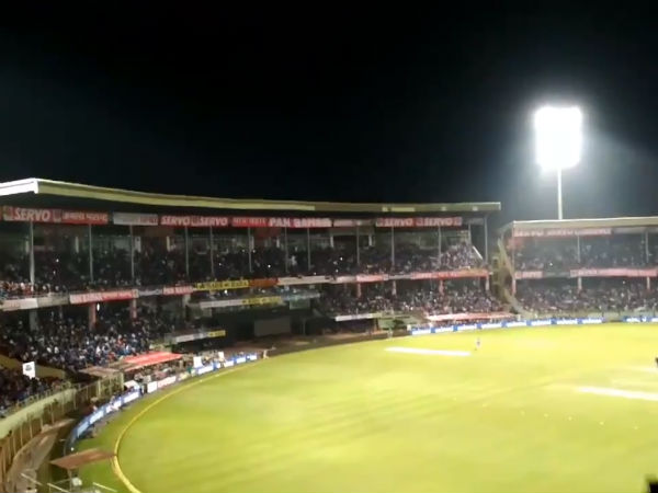 கேமரா முன்..