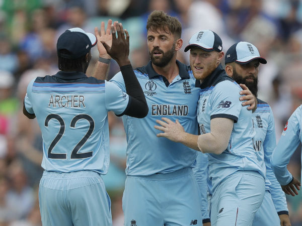 போட்டி நடத்தும் நாடு 