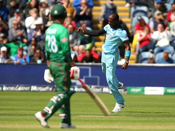 பௌலிங்கில் சிக்ஸ்!