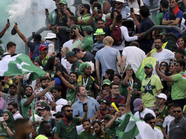 வெளியே சென்றனர் 