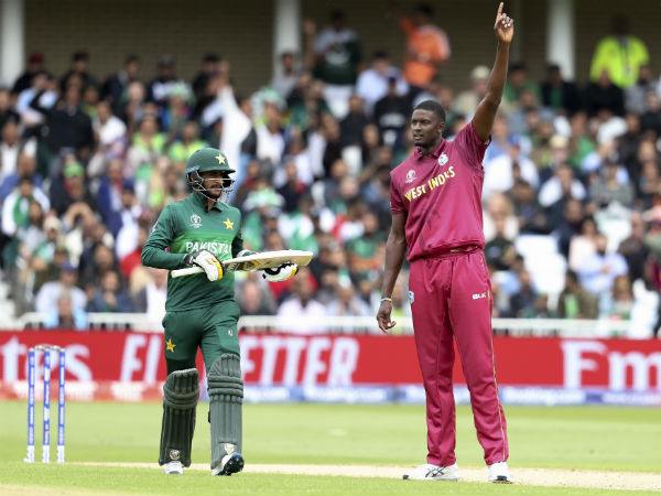 முதல் போட்டியில் உதை